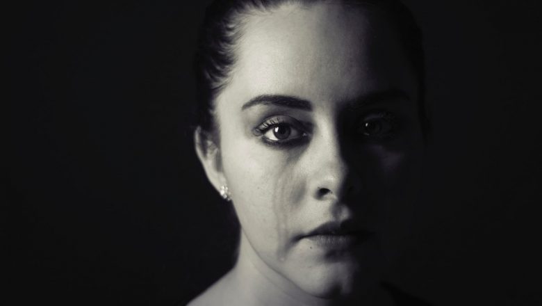 Victimizarea: Cum ne afectează și cum putem depăși această mentalitate