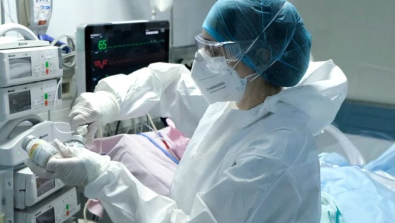Impactul Variantei Omicron: O Analiză Detaliată a Contagiozității și Severității Comparativ cu Delta