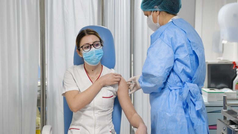 Vaccinul anti-COVID în România: Povestea emoționantă a asistentei Mihaela Anghel și impactul vaccinării asupra sarcinii