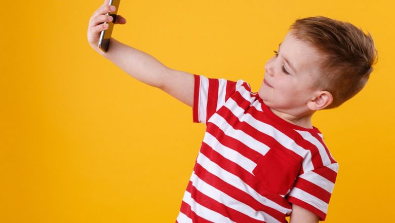 Când este momentul potrivit pentru a oferi copilului un smartphone? Ghid complet pentru părinți