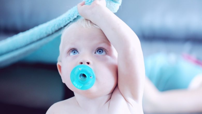 Impactul suzetei și biberonului asupra dentiției copiilor: adevăruri și mituri demontate