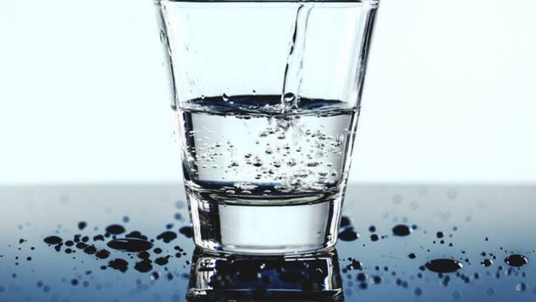 Importanța hidratării corecte la vârsta a treia: Tipuri de apă recomandate pentru seniori