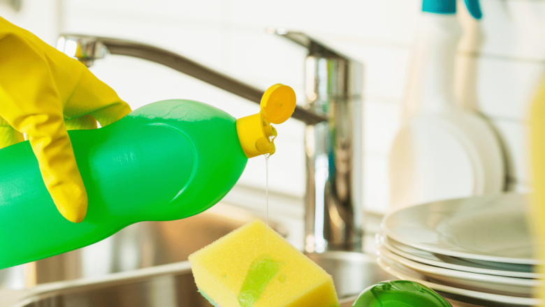 Detergentul de vase lichid: Utilizări neașteptate și trucuri utile în gospodărie