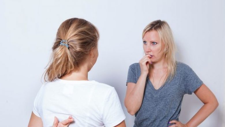 Cum să recunoști un mincinos: Gesturi și semne revelatoare