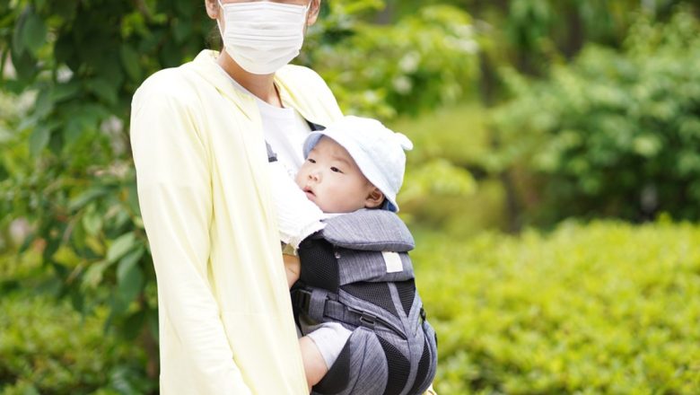 Mamele din Japonia: Tradiția purtării bebelușilor și beneficiile acesteia
