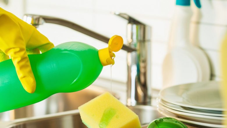Utilizări Inovatoare ale Detergentului de Vase: De la Curățenie la Îngrijire Personală