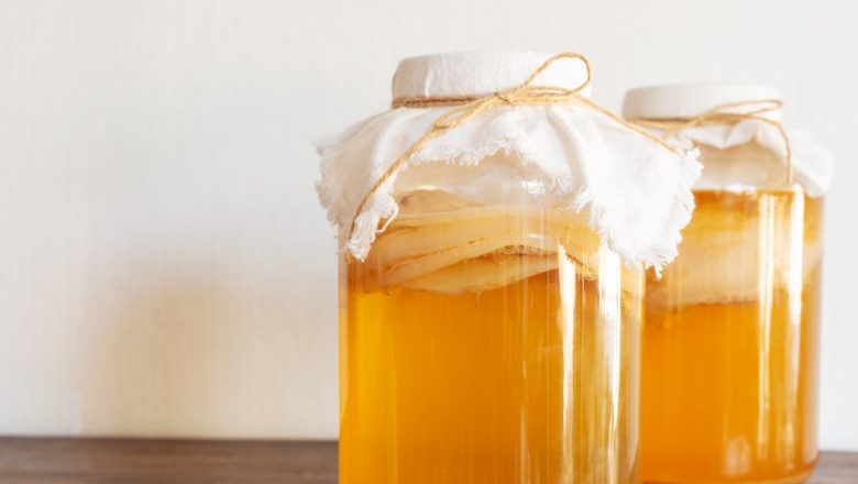Kombucha: Băutura Fermentată cu Beneficii Remarcabile și Precauții Importante
