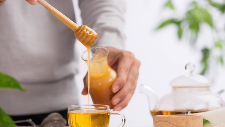 Mierea în ceaiul fierbinte: Beneficii, riscuri și alternative sănătoase