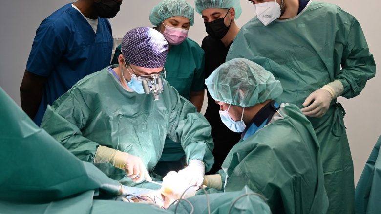 O premieră în chirurgia românească: Reconstrucția ligamentului pumnului prin ligamentoplastie cu tendon propriu
