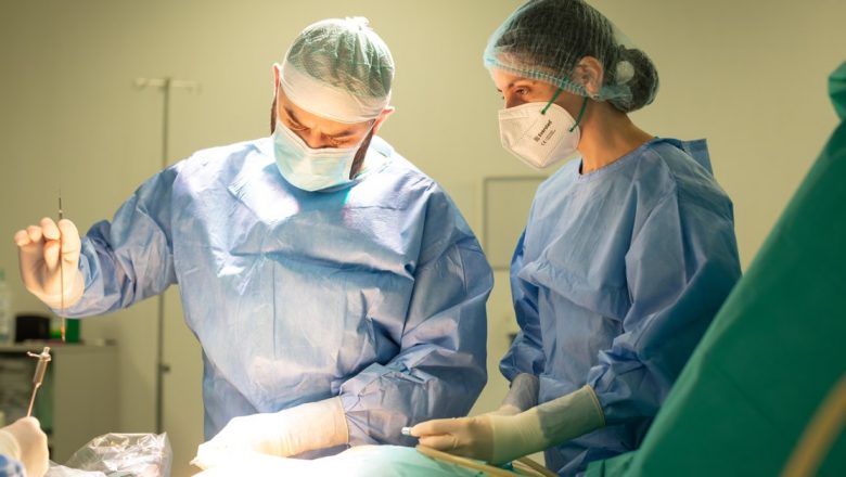 Refugiați în criza sanitară: Prima intervenție chirurgicală a unei paciente din Ucraina la spitalul Regina Maria din Brașov