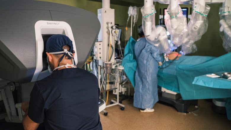 Inovația în Chirurgia Modernă: Intervenția Robotică pentru Hernia Inghinală de Mari Dimensiuni
