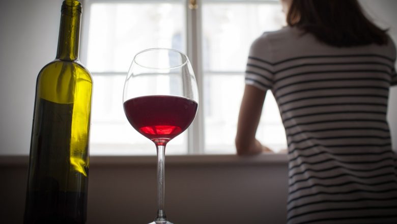 Călătoria de recuperare a unei foste dependente de alcool: Iulia și lupta cu demonii interiori