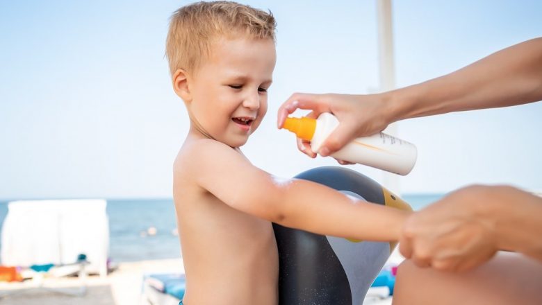 Prevenirea Arsurilor Solare la Copii: Ghid Complet pentru Părinți