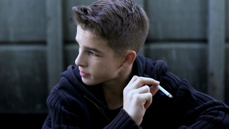 Înfruntarea Fumatului în Rândul Tinerilor: Strategii Eficiente pentru Părinți