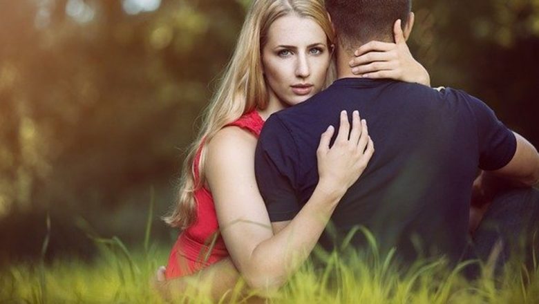 Semne subtile că îți sabotezi viața sentimentală: Cum să îți îmbunătățești relațiile amorose