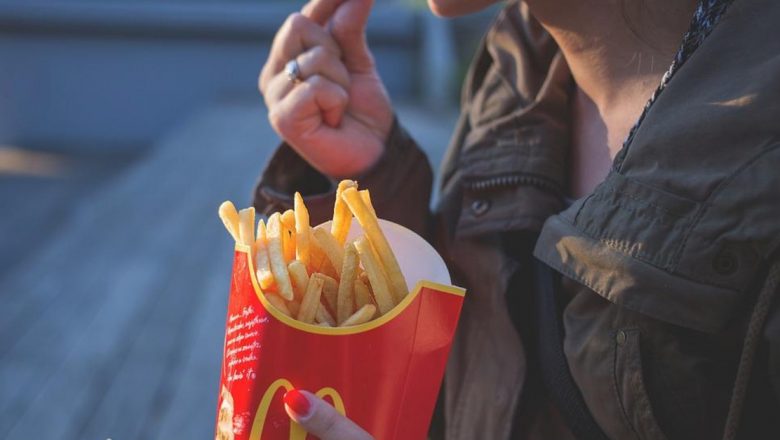 Ghidul Iubitorilor de Fast-Food: Cum să Faci Alegeri Sănătoase în Meniurile Restaurantelor