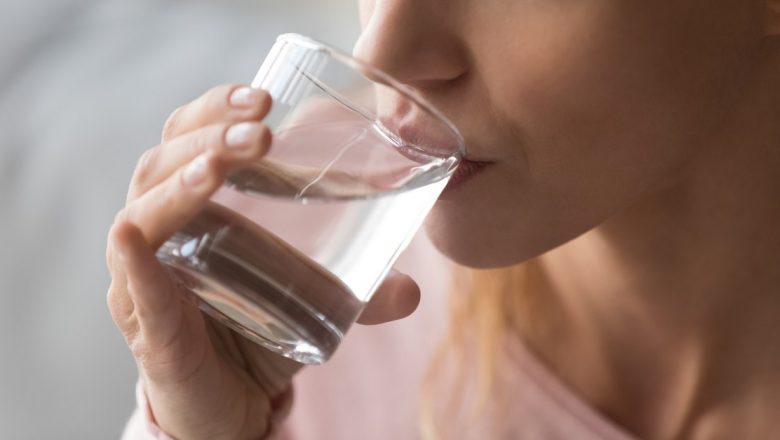 Riscurile ascunse ale suprahidratării: Când consumul excesiv de apă devine periculos