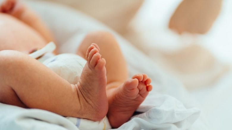 Beneficiile întârzierii tăierii cordonului ombilical: O abordare esențială în sănătatea neonatală