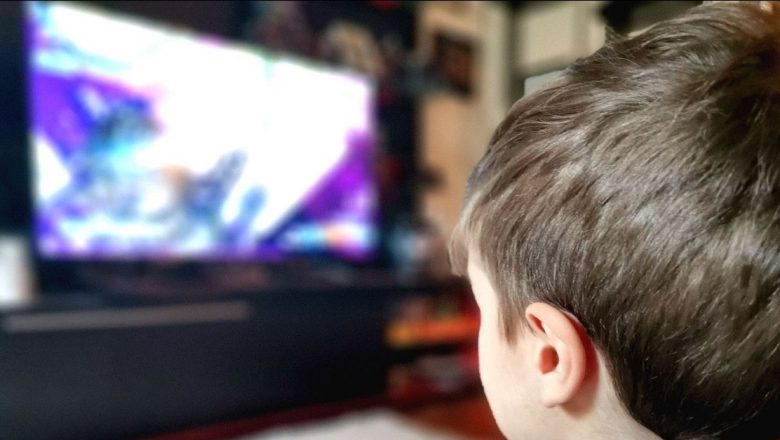 Impactul televizorului asupra sănătății dentare a copiilor: Legătura dintre timpul petrecut în fața ecranului și apariția cariilor