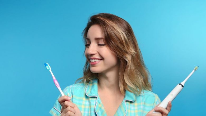 Periuța de dinți electrică vs. periuța manuală: Care este alegerea optimă pentru igiena orală?