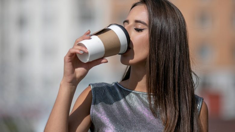 Cafeaua: Un Aliat Împotriva Demenței în Rândul Femeilor? O Analiză Detaliată a Studiului Recent