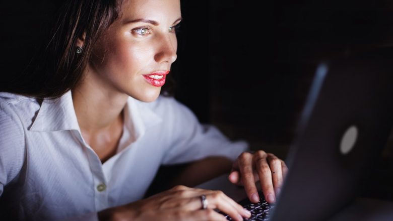Impactul luminii albastre asupra sănătății: Cum gadgeturile ne îmbătrânesc prematur