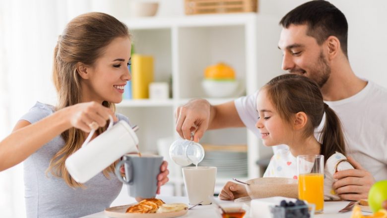 Reguli Esențiale pentru Alimentația Sănătoasă a Copiilor: Cum Să Pregătești Mese Gustoase și Nutritive