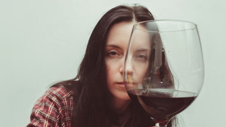 Impactul consumului excesiv de alcool asupra sănătății vizuale: cum poate duce la pierderea vederii