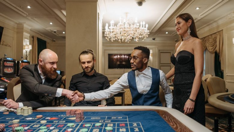 Blackjack versus Baccarat: O Analiză Detaliată a Jocurilor de Cărți din Cazinou