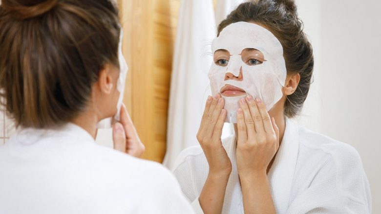 Măștile cosmetice de față: o călătorie în lumea relaxării și sănătății pielii