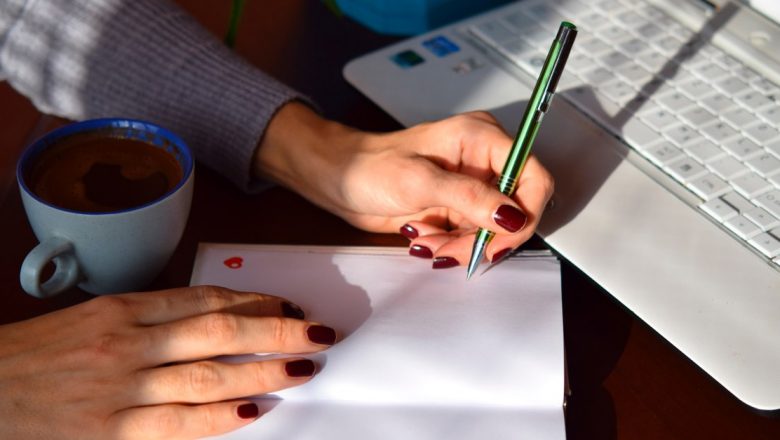 Stângacii vs. Dreptacii: O Analiză a Inteligenței și a Percepțiilor Sociale