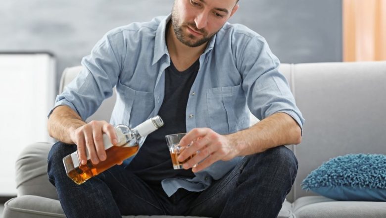 Ghid complet pentru a sprijini o persoană dependentă de alcool: pași, provocări și soluții