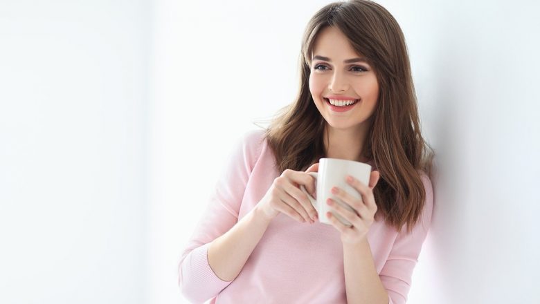 Ceaiul de Hibiscus: Remediul Natural Care Întărește Organismul în Sezonul Rece
