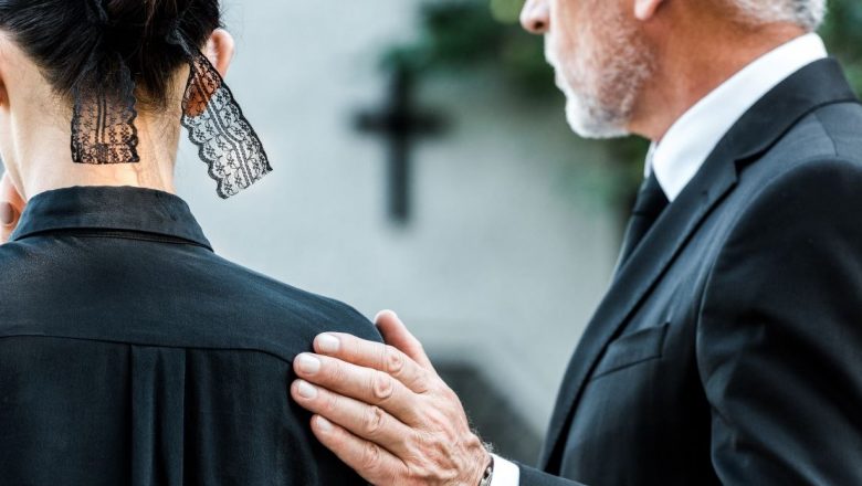 Cum să îți exprimi compasiunea la o înmormântare: Cuvinte de evitat și sfaturi utile