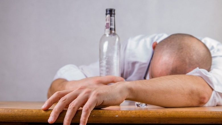 Remedii Naturale pentru Mahmureală: Cum să Scapi Rapid de Simptomele Neplăcute după Crăciun