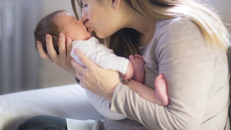 Impactul sărutului pe buze asupra sănătății bebelușilor: ce trebuie să știe părinții