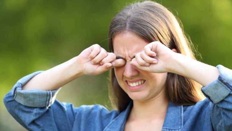 Impactul Frecatului la Ochi: De la Probleme Oculare la Estetica Pielii