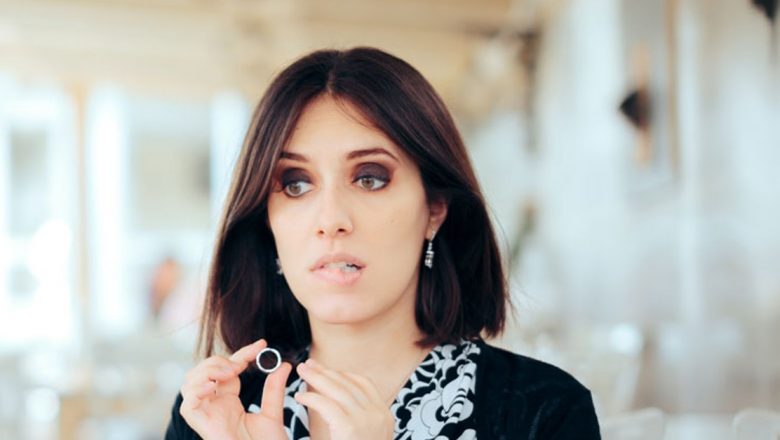 De ce ți se umflă degetele? Cauze, implicații și soluții pentru o problemă comună