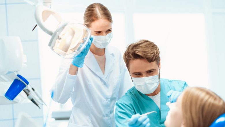 Diferențele esențiale între clinicile stomatologice și cabinetele dentare: Ce alegere să faci pentru sănătatea ta orală?