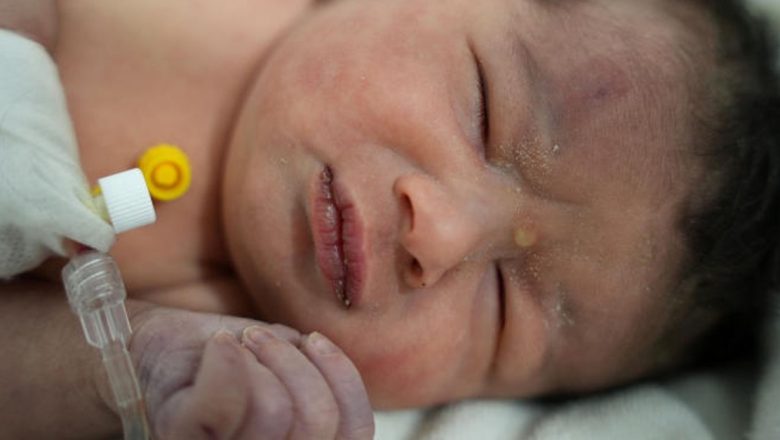 Miracolul din ruine: Povestea fetiței Aya născute în urma cutremurului din Siria