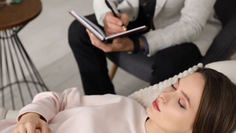 Hipnoza: O Abordare Inovatoare în Tratarea Ticurilor și Adicțiilor