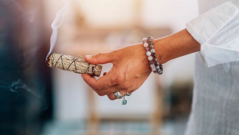 Beneficiile și Riscurile Fumigațiilor cu Salvie: O Privire Detaliată Asupra Practicii Străvechi
