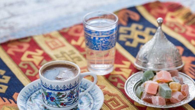 Cafeaua turcească: Tradiție, preparare și beneficii pentru sănătate