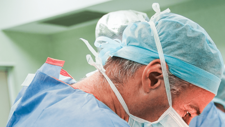 Inovație medicală în România: Intervenții cu proteze 3D personalizate pentru genunchi