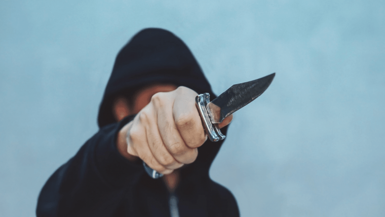 Factorii care contribuie la violența adolescenților: O analiză profundă a cauzelor și efectelor comportamentului ostil