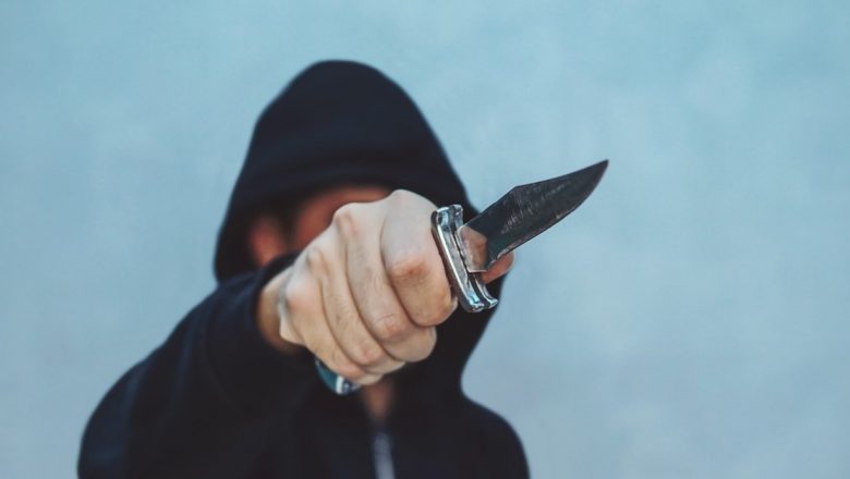 Înțelegerea violenței adolescenților: factori declanșatori și implicații sociale