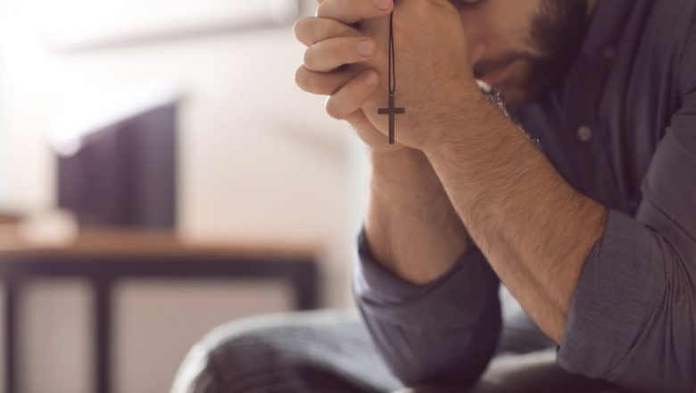 Efectele Rugăciunii Asupra Sănătății: O Analiză Detaliată a Beneficiilor Fiziologice și Psihologice