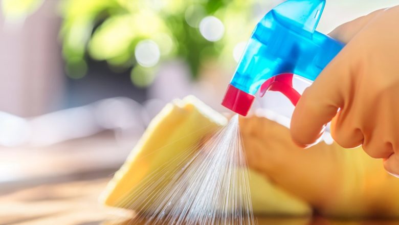 Utilizarea Oțetului în Curățenie: Beneficii, Rețete și Implicații Ecologice