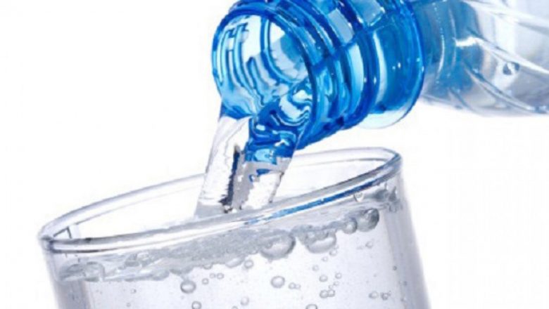 Pericolele Ascunse ale Apei Minerale: Ce Trebuie Să Știm Despre Consumul de Băuturi Acidulate