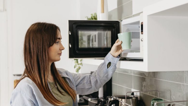 Cuptorul cu microunde: Sănătate sau risc? Analiza detaliată a avantajelor și dezavantajelor utilizării acestuia
